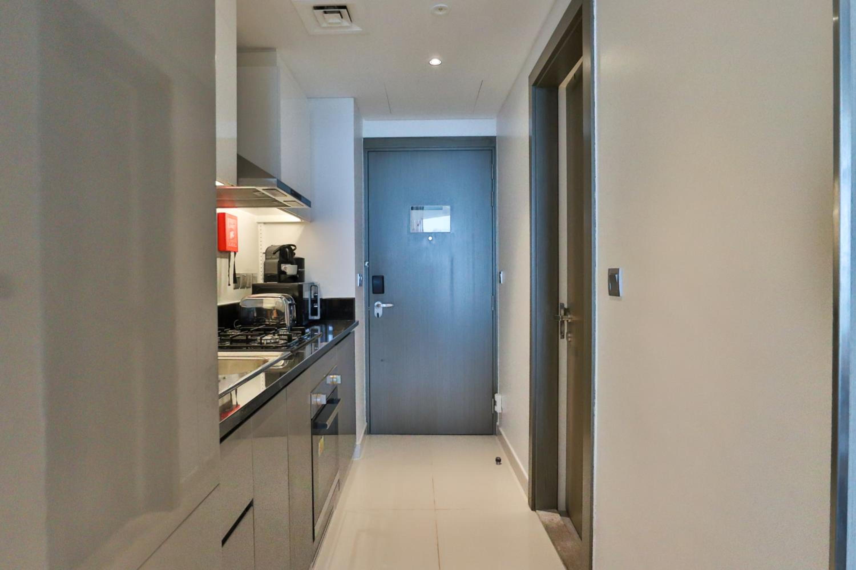 HiGuests - Roomy and Chic Studio with Panoramic Canal Views