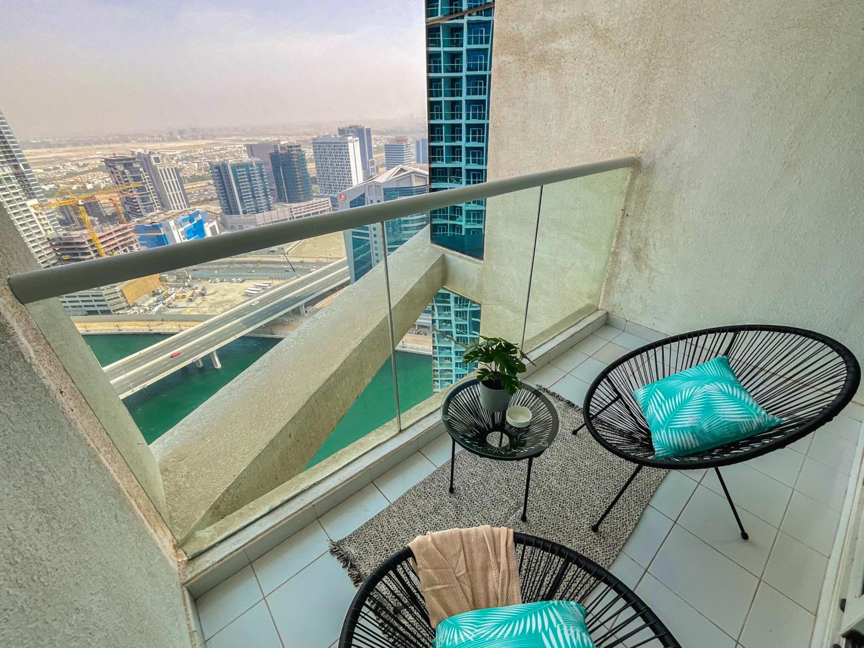 HiGuests - Roomy and Chic Studio with Panoramic Canal Views