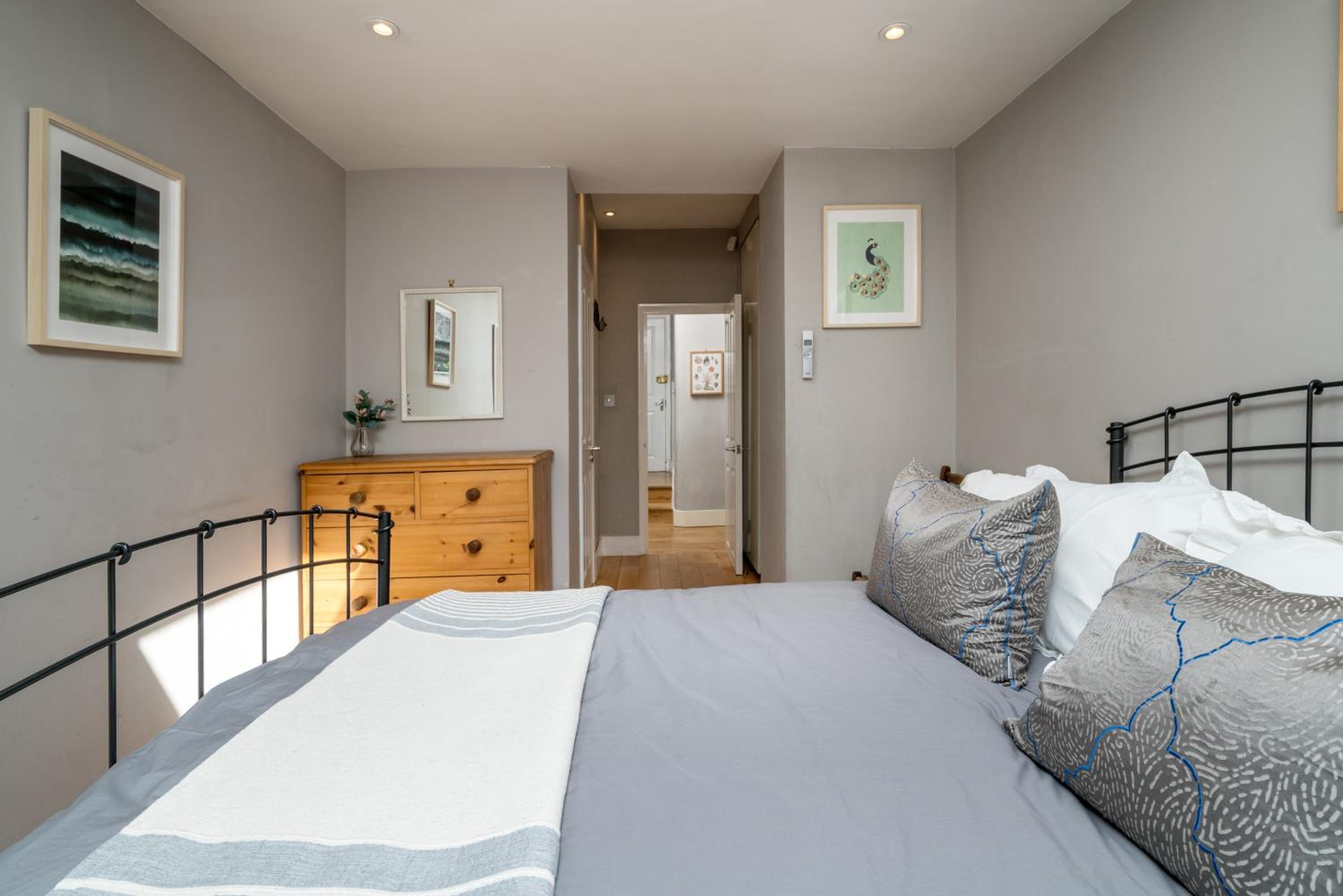 Elegant London Stay - 2BR with Garden in Battersea