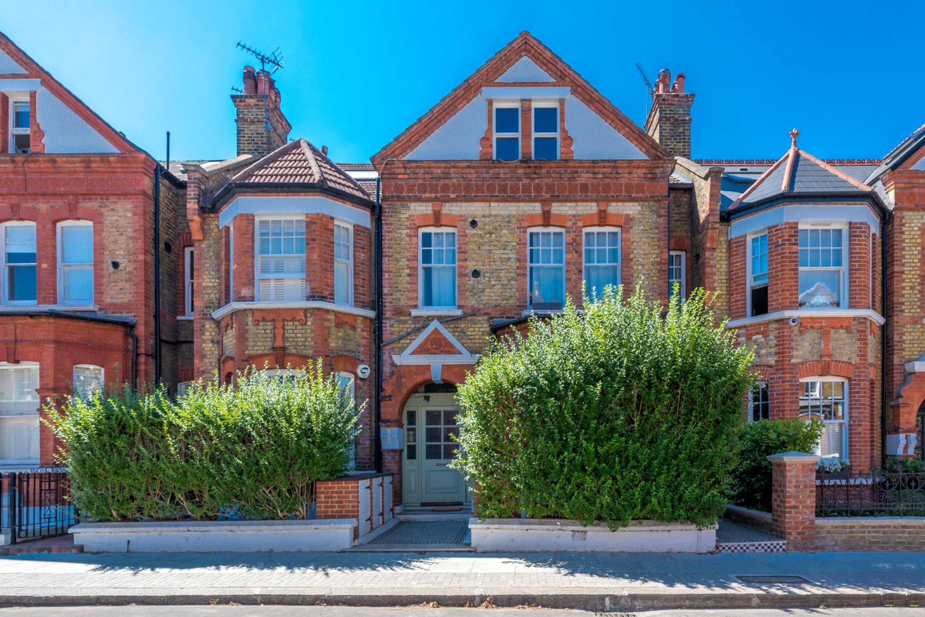Elegant London Stay - 2BR with Garden in Battersea
