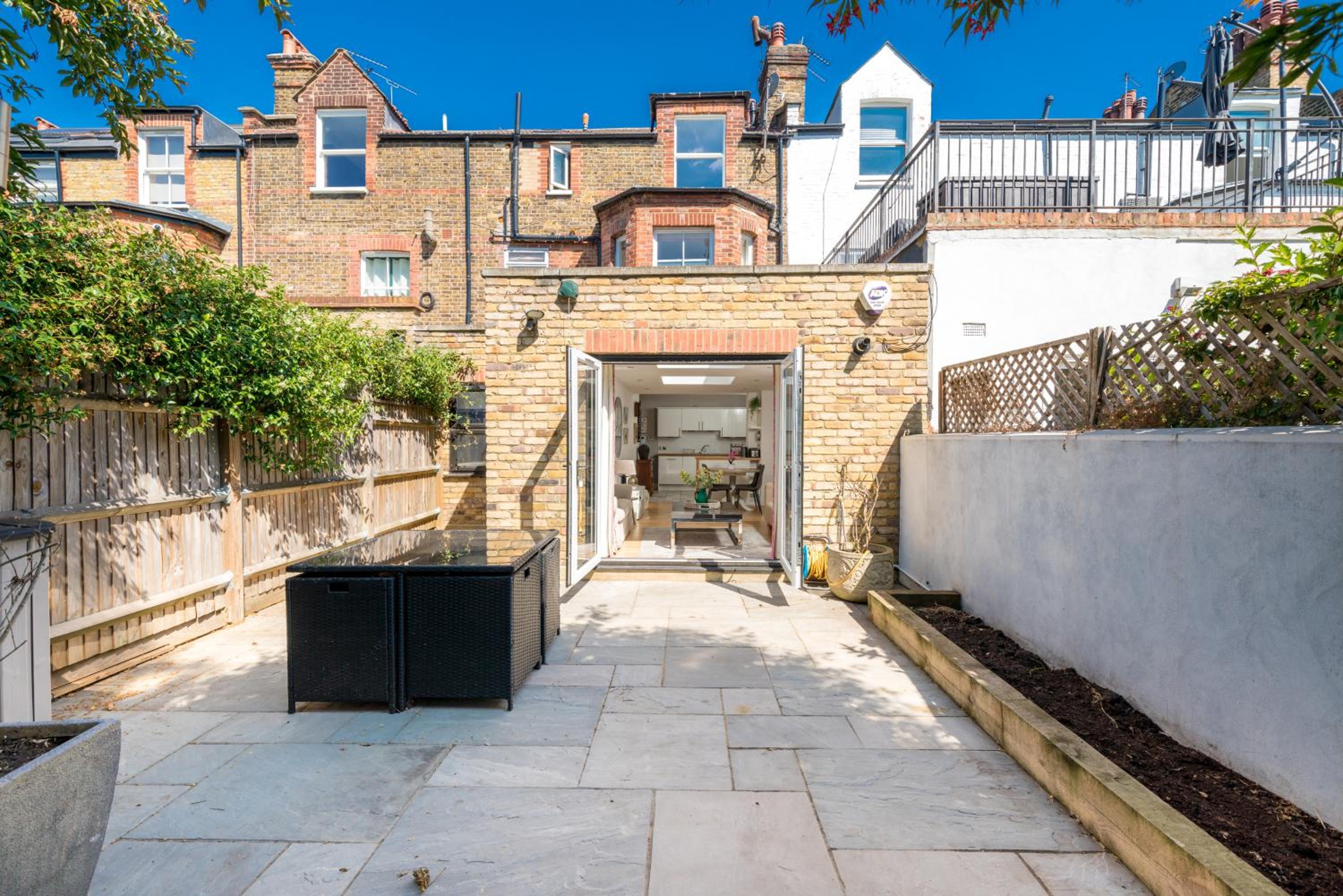 Elegant London Stay - 2BR with Garden in Battersea
