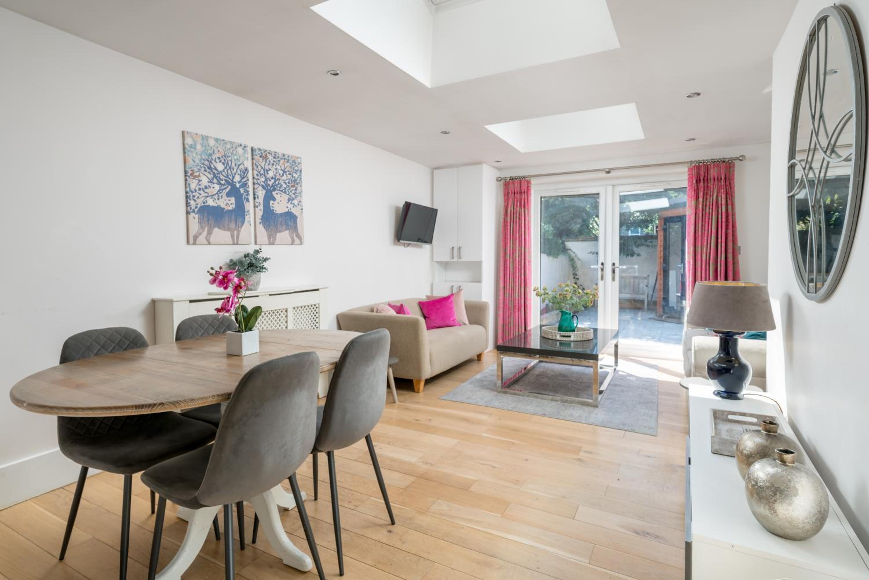 Elegant London Stay - 2BR with Garden in Battersea