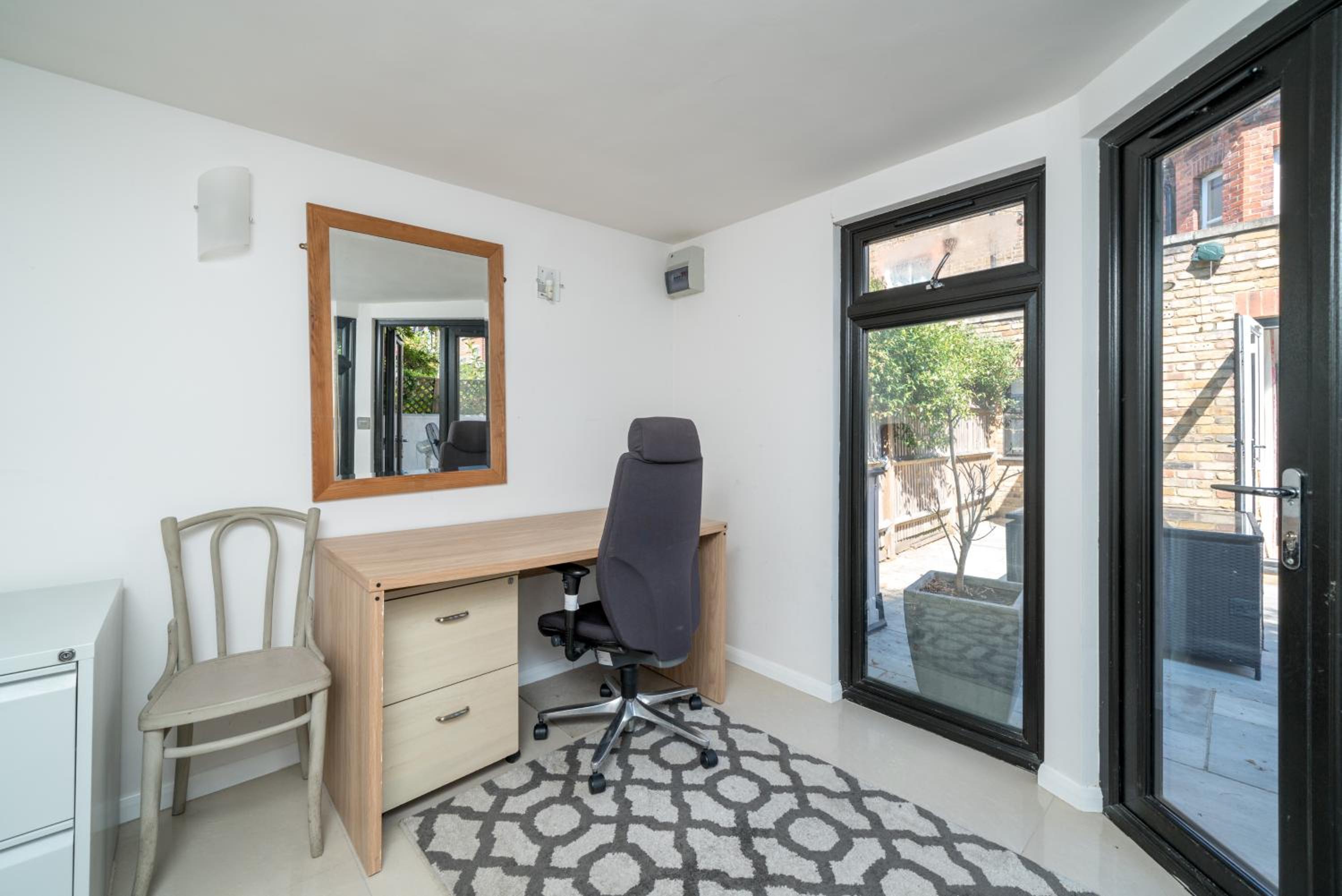 Elegant London Stay - 2BR with Garden in Battersea