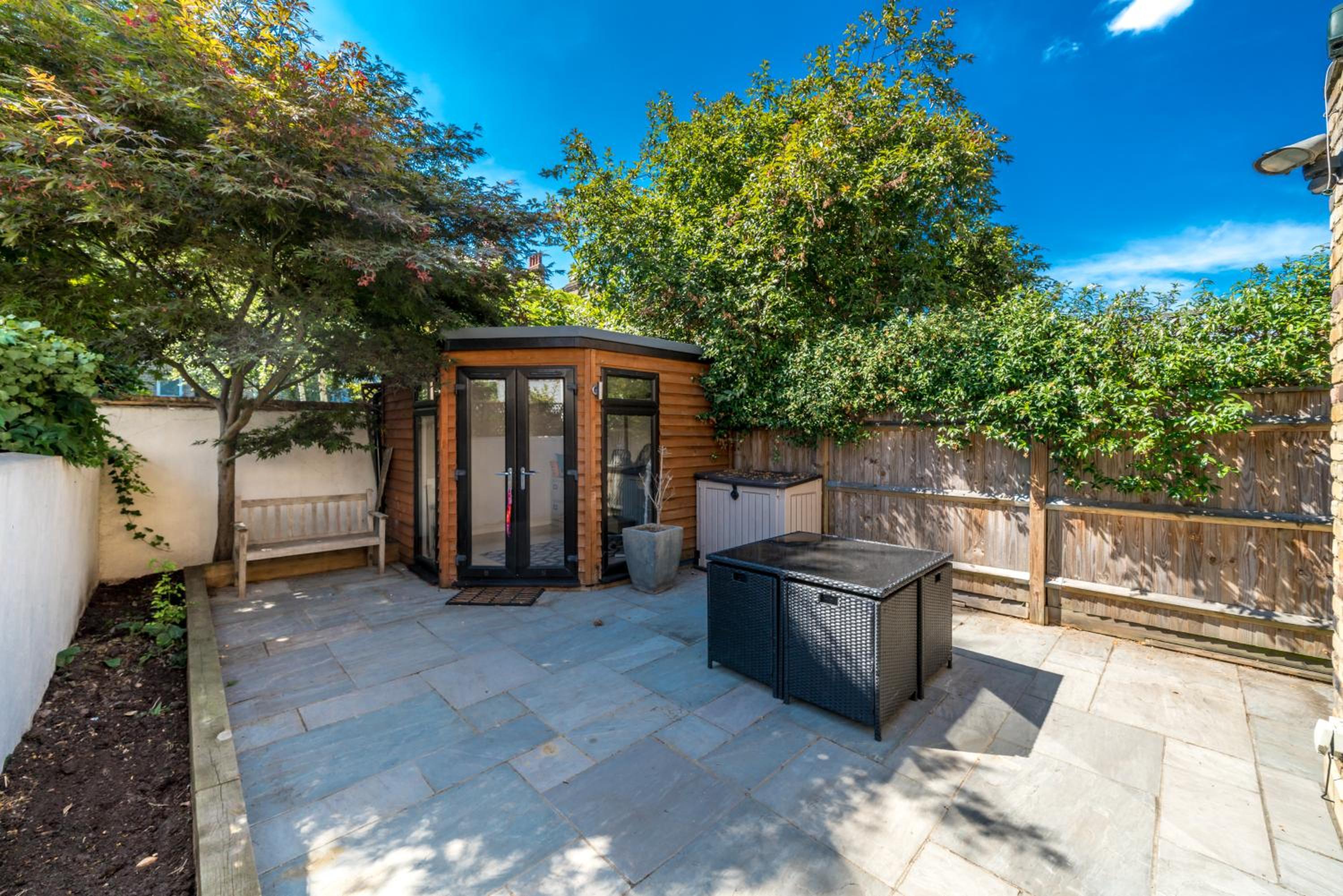 Elegant London Stay - 2BR with Garden in Battersea