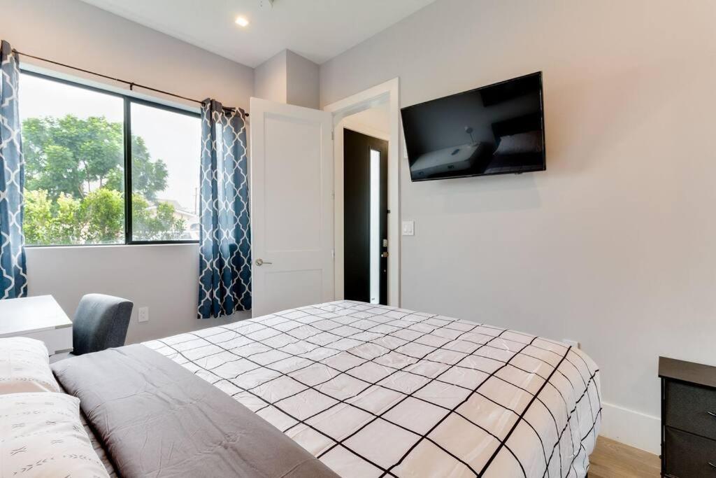 Luxury Modern 4 Bedroom 3 Bathroom Home with Rooftop Deck #2