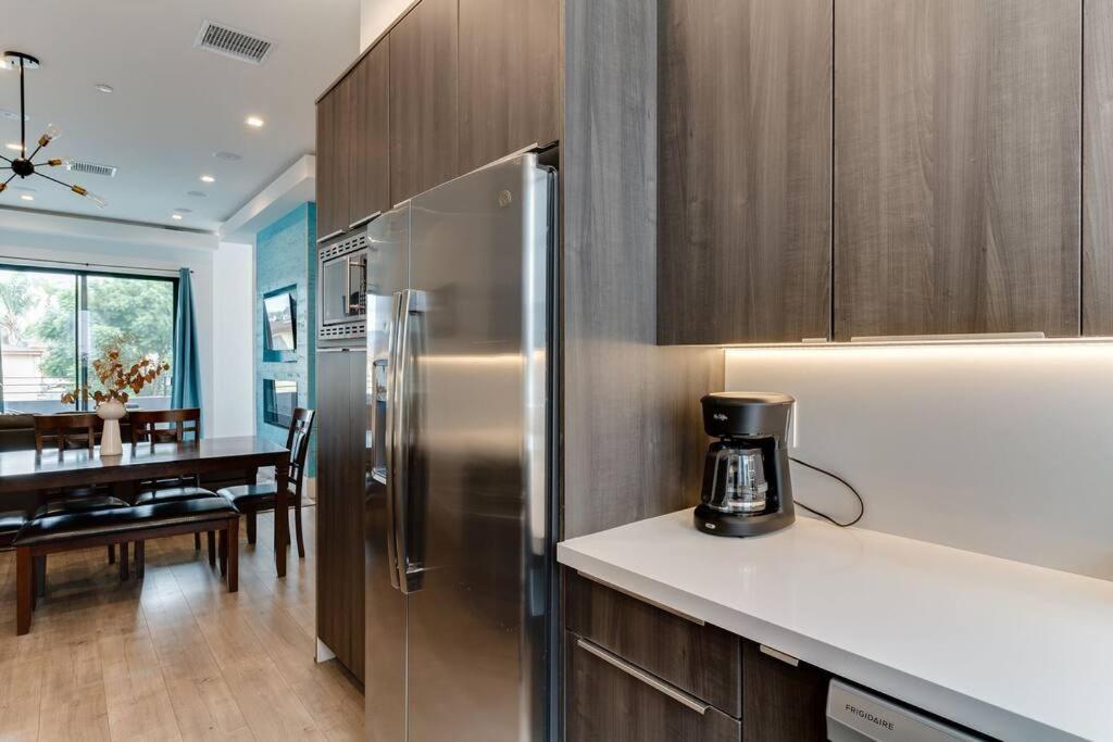 Luxury Modern 4 Bedroom 3 Bathroom Home with Rooftop Deck #2