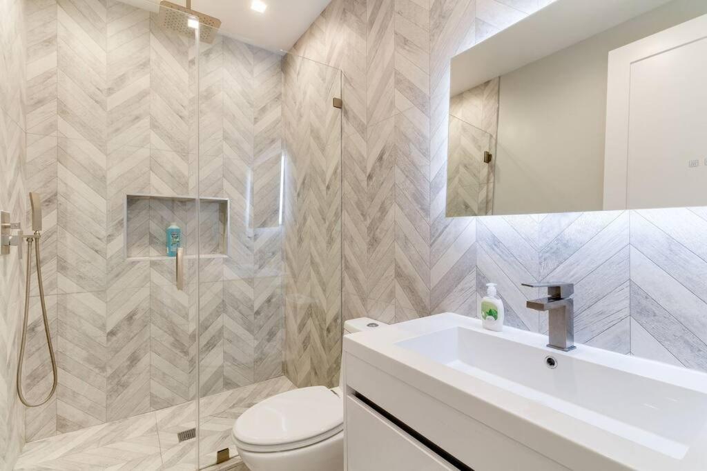 Luxury Modern 4 Bedroom 3 Bathroom Home with Rooftop Deck #2