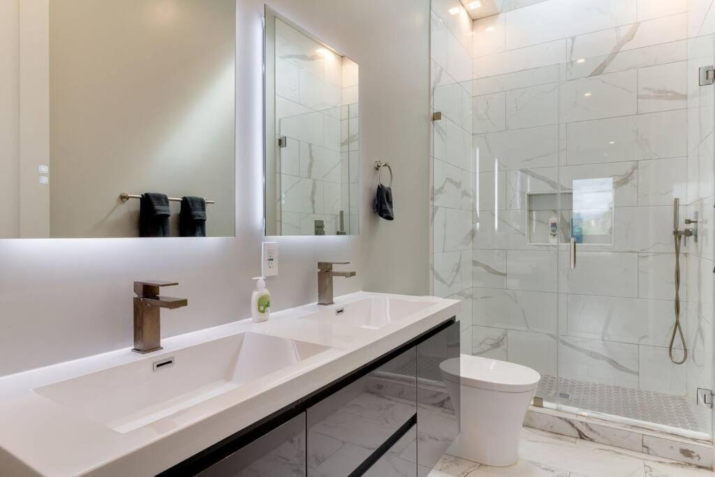 Luxury Modern 4 Bedroom 3 Bathroom Home with Rooftop Deck #2