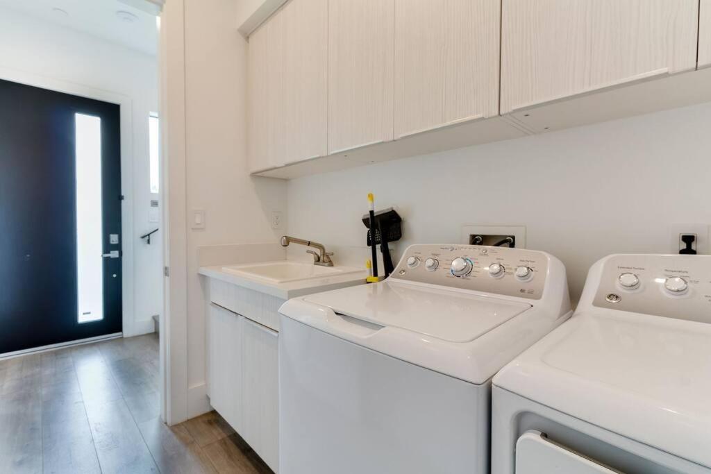 Luxury Modern 4 Bedroom 3 Bathroom Home with Rooftop Deck #2