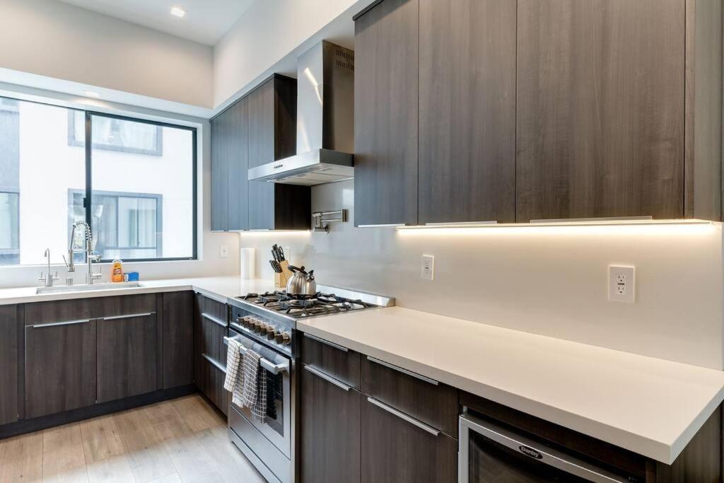 Luxury Modern 4 Bedroom 3 Bathroom Home with Rooftop Deck #2