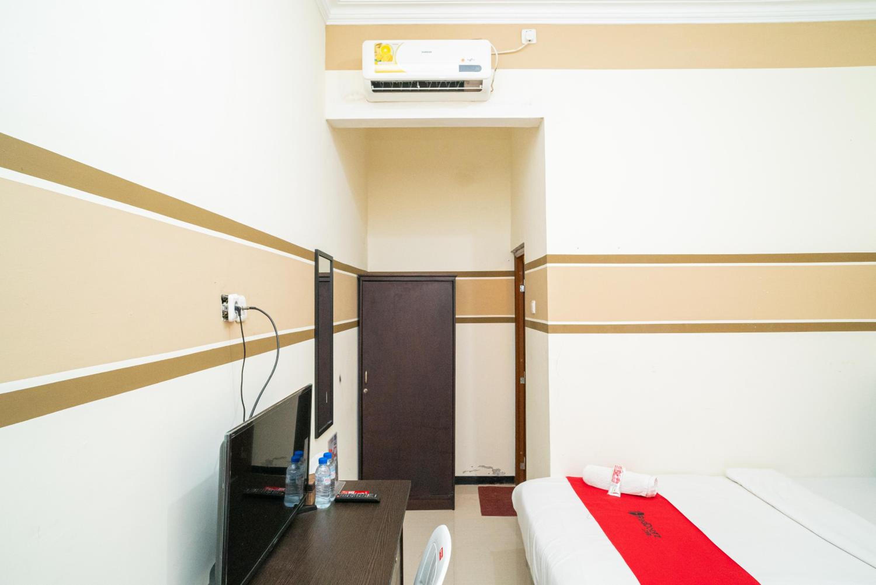 RedDoorz Syariah near Marvel City Mall 2