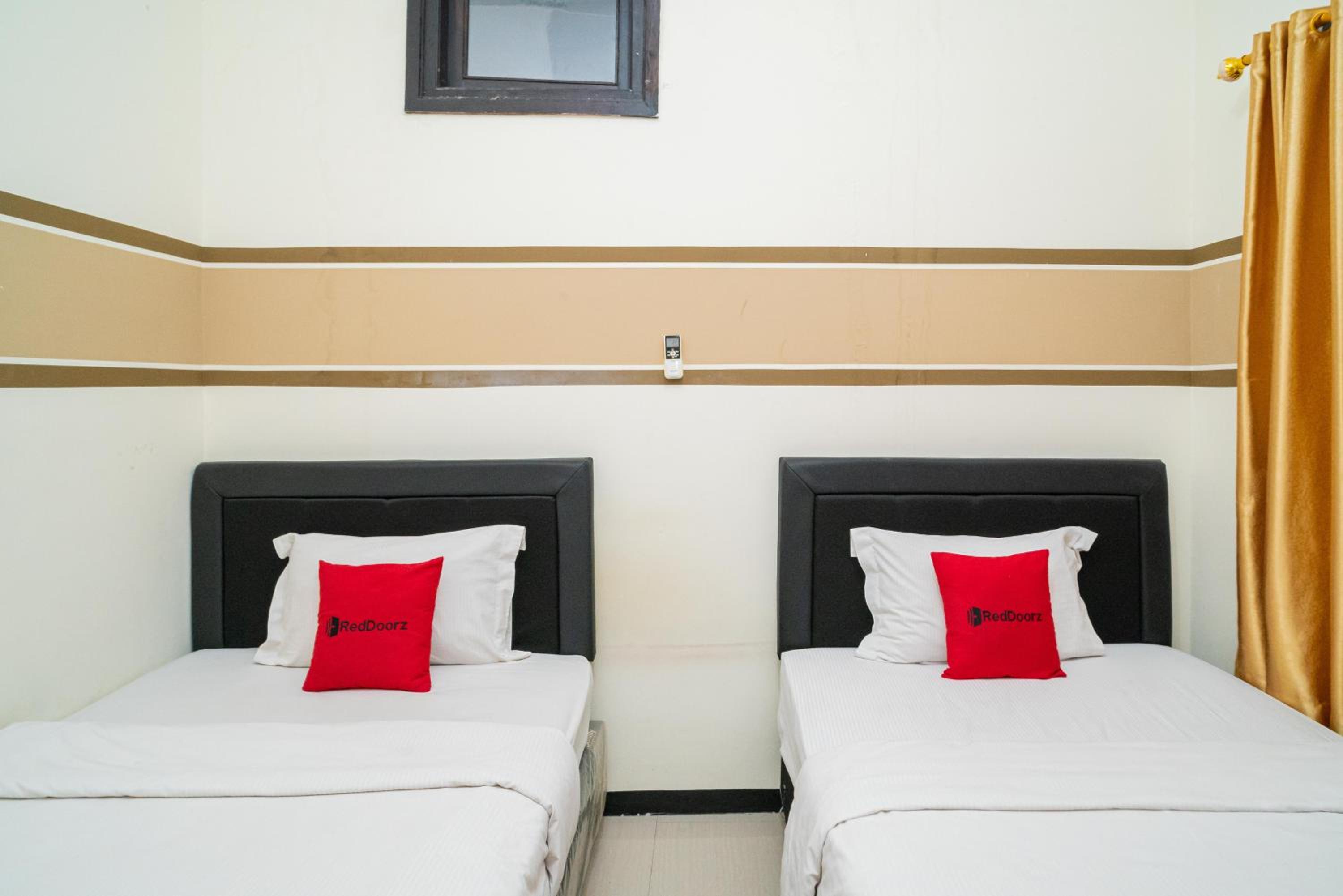 RedDoorz Syariah near Marvel City Mall 2