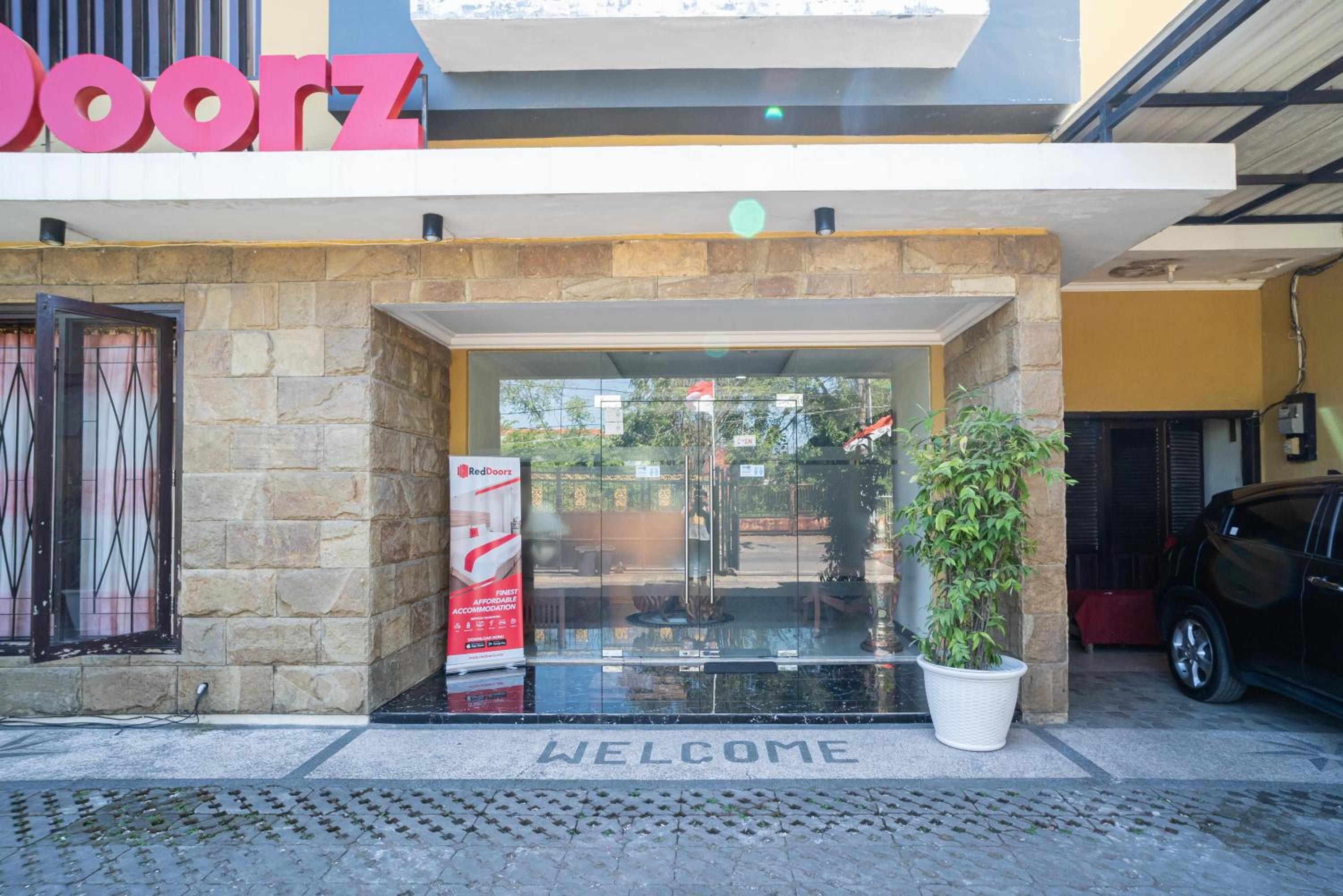 RedDoorz Syariah near Marvel City Mall 2