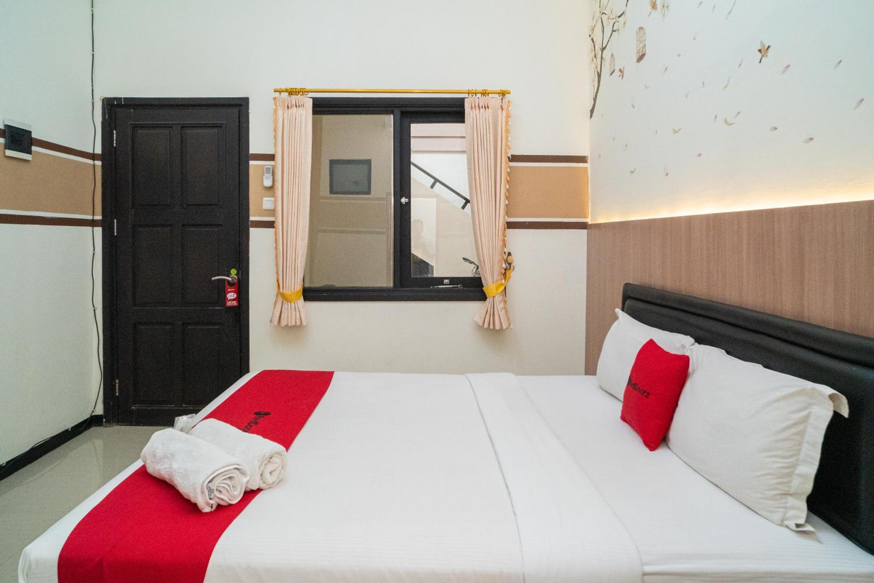 RedDoorz Syariah near Marvel City Mall 2, Surabaya - 22