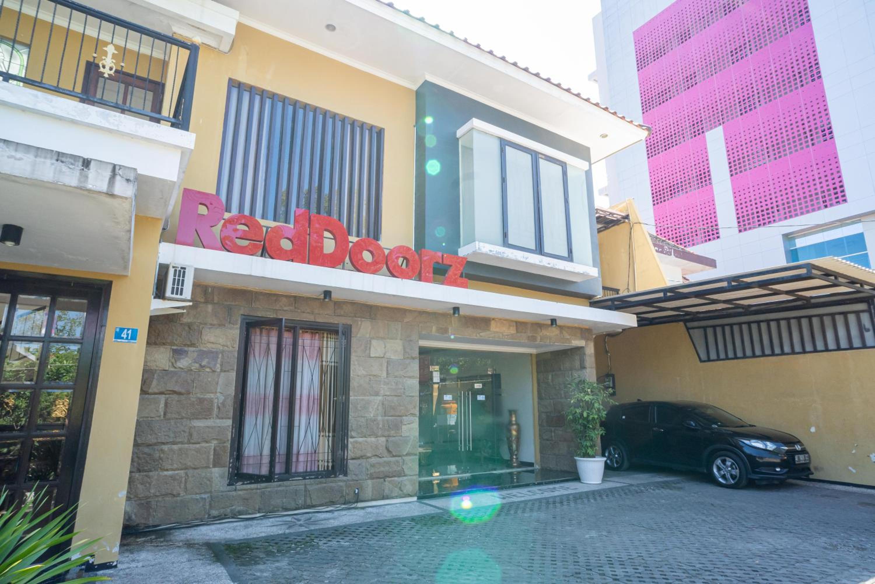 RedDoorz Syariah near Marvel City Mall 2