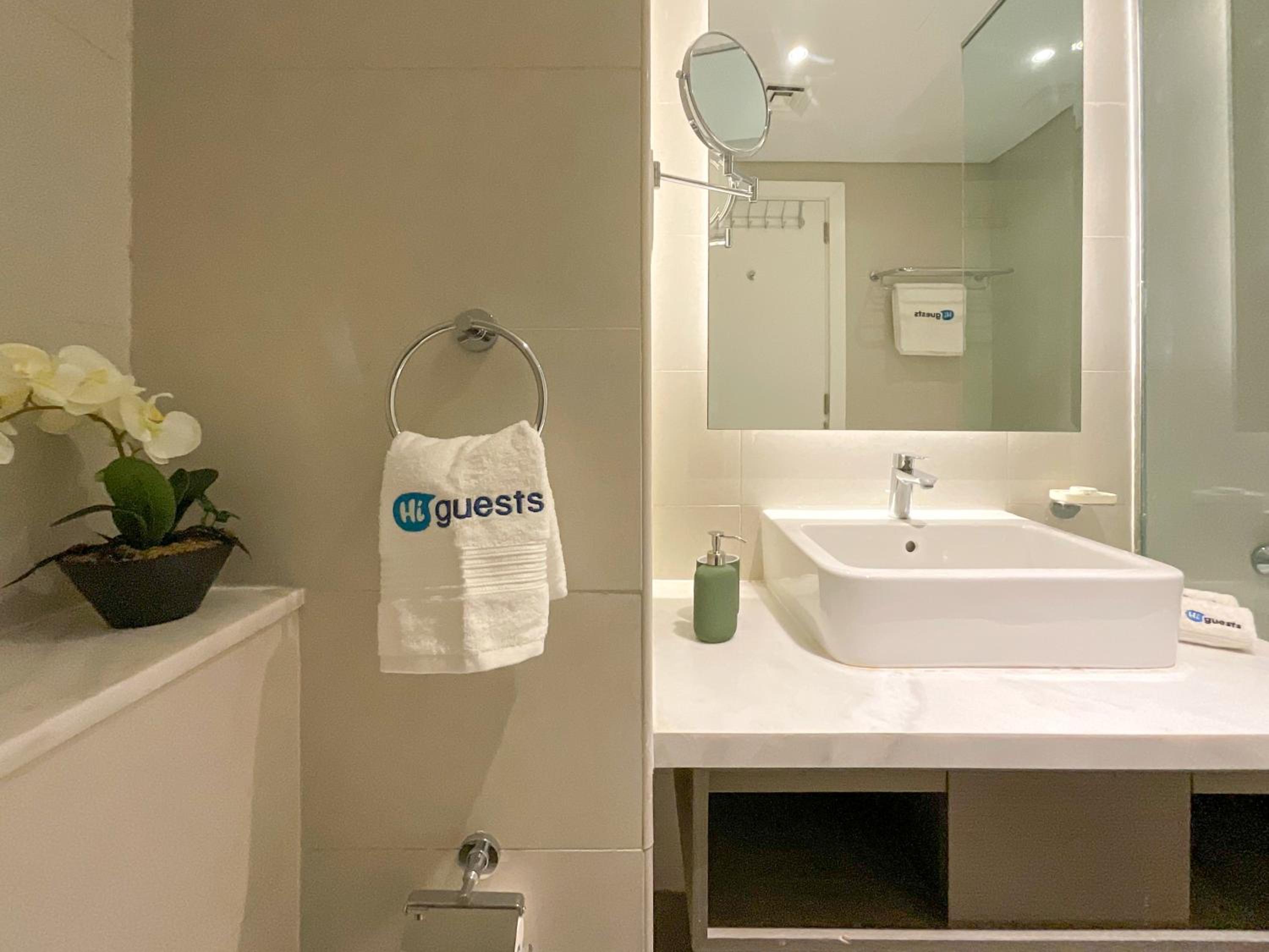 HiGuests - Roomy and Chic Studio with Panoramic Canal Views