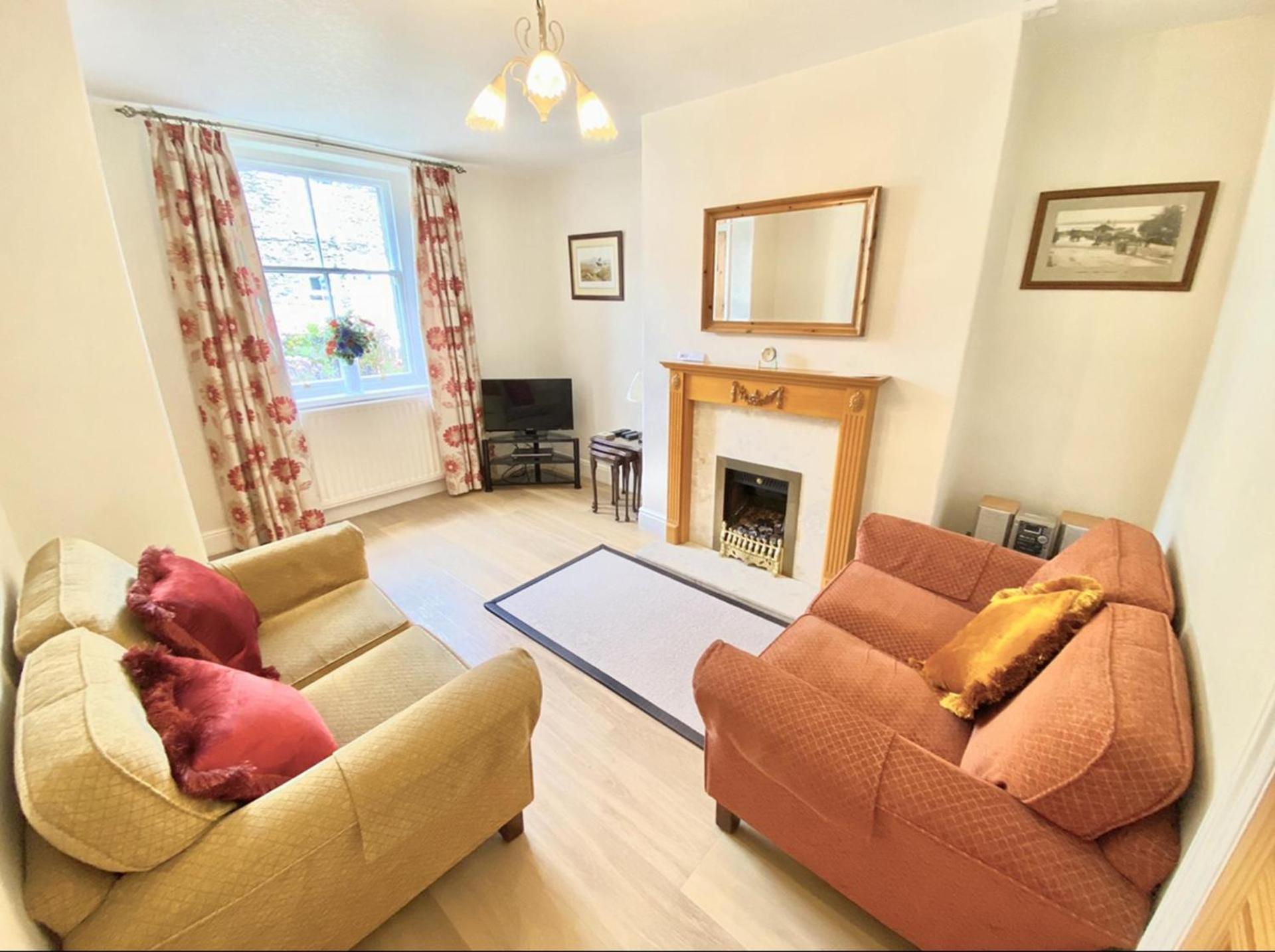 2 Bed House Sleeps 4 - Garden Parking & Pets view 2