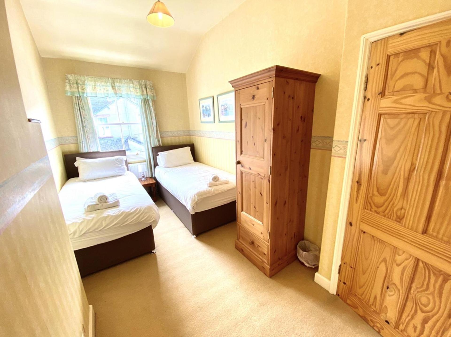 2 Bed House Sleeps 4 - Garden Parking & Pets view 3