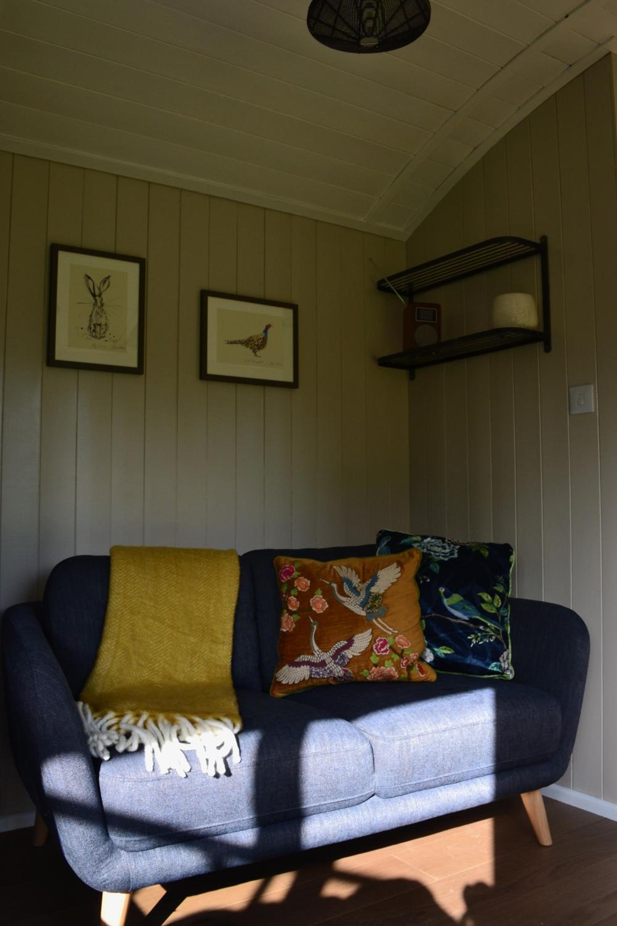 Hotel Large Luxury Shepherds Hut with Hot Tub nr Bath - Image 1