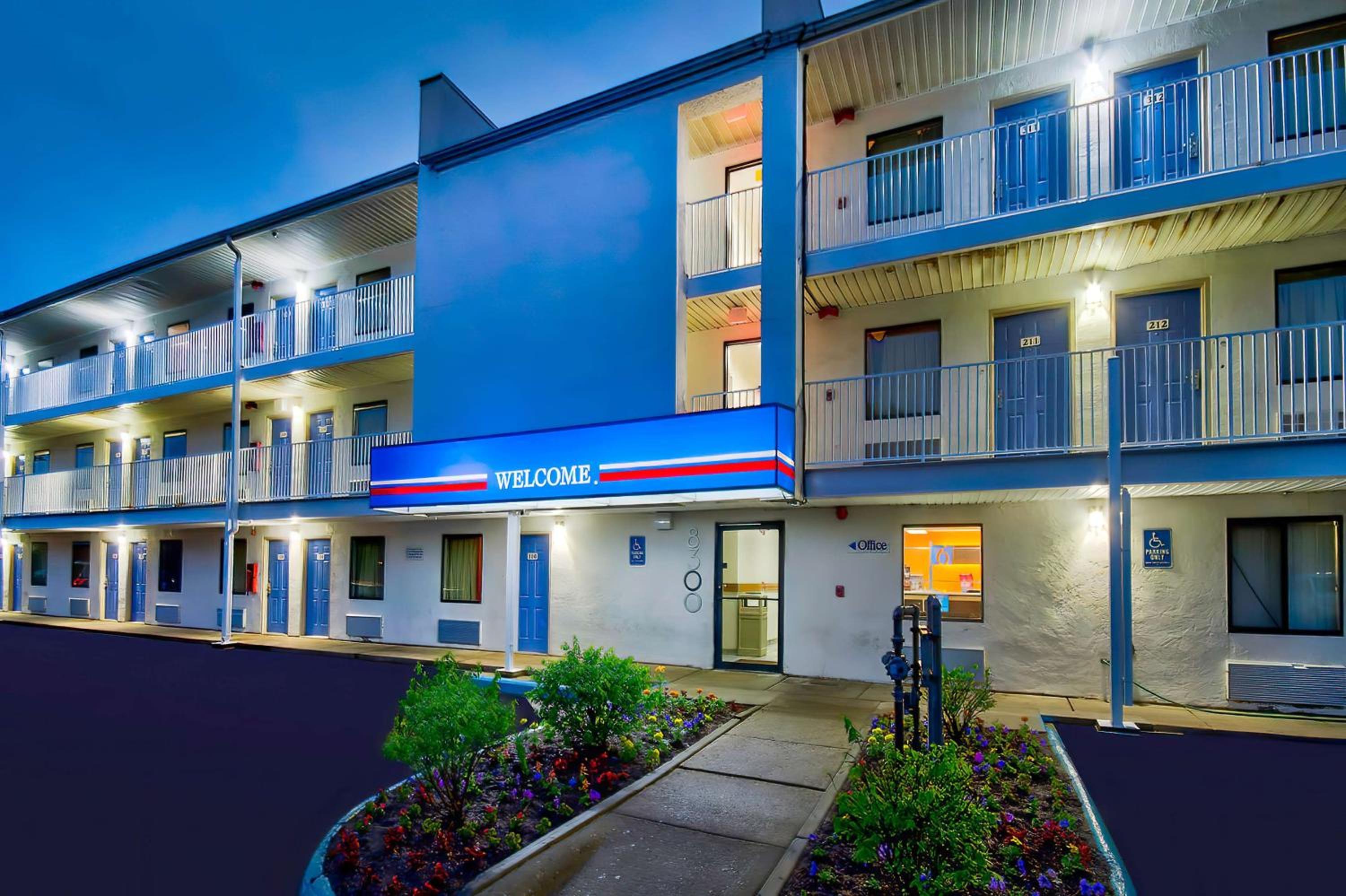 Detroit Vacations - Motel 6-Warren, MI - Detroit East - Property Image 1