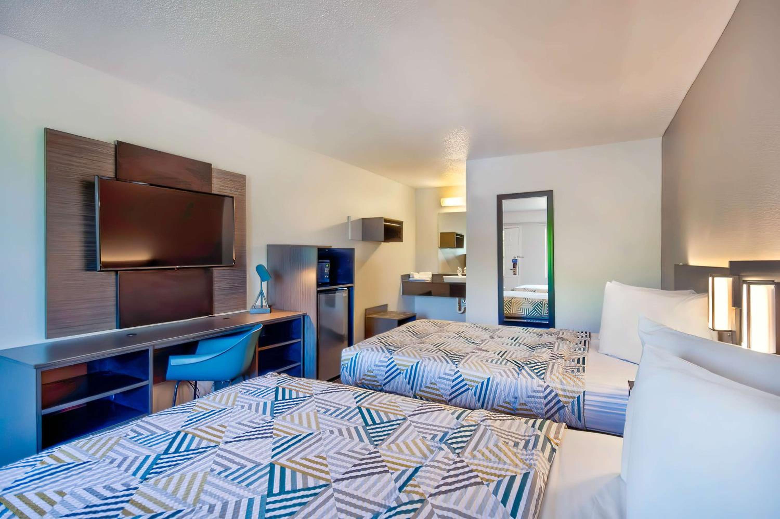 Detroit Vacations - Motel 6-Warren, MI - Detroit East - Property Image 5