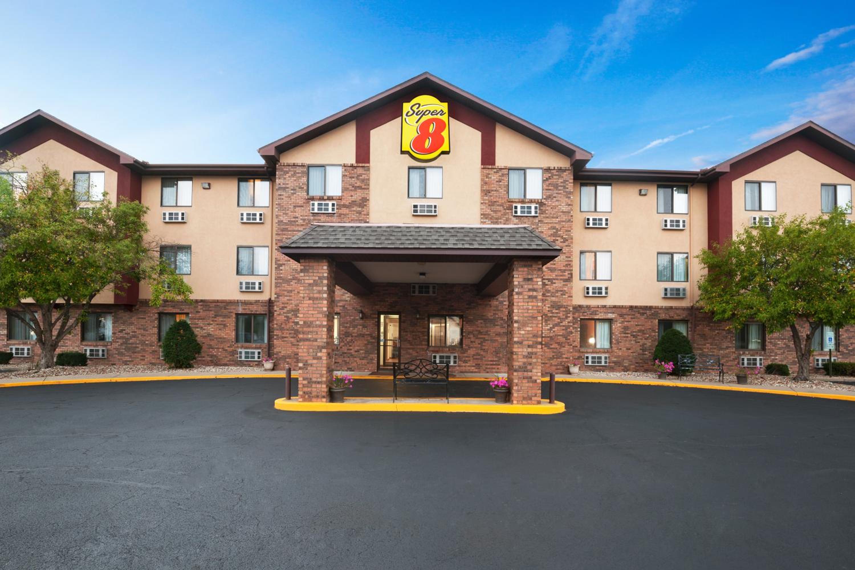 Peoria Vacations - Super 8 by Wyndham Peoria - Property Image 12