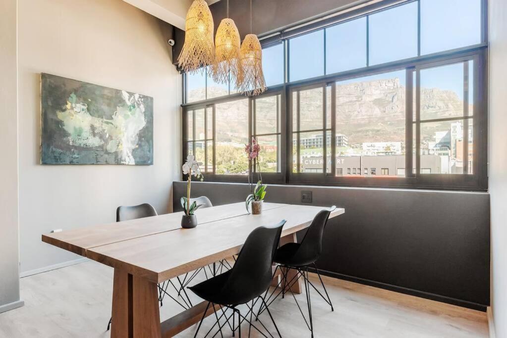 Sun filled Contemporary Apartment in The East City view 3