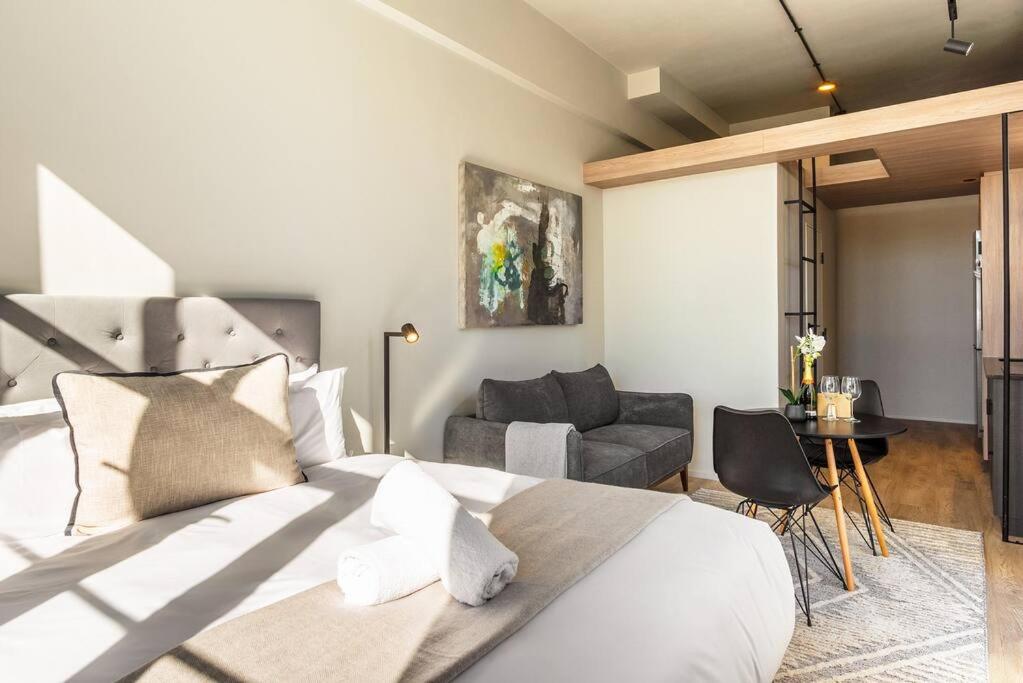 Sun filled Contemporary Apartment in The East City view 4