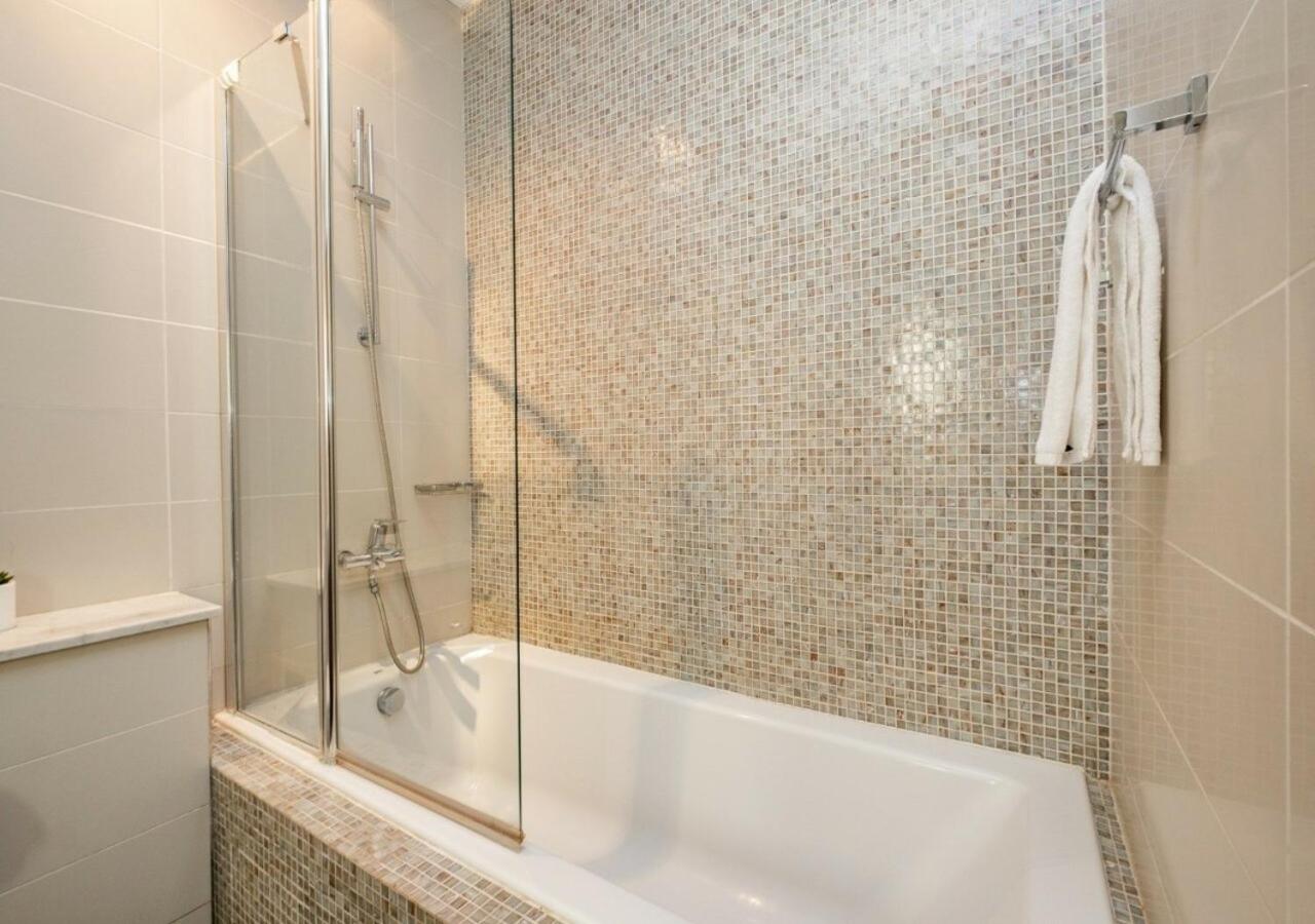 Hometown Apartments - Cosy 1 Br Apartment with Brand New Furniture in DIFC