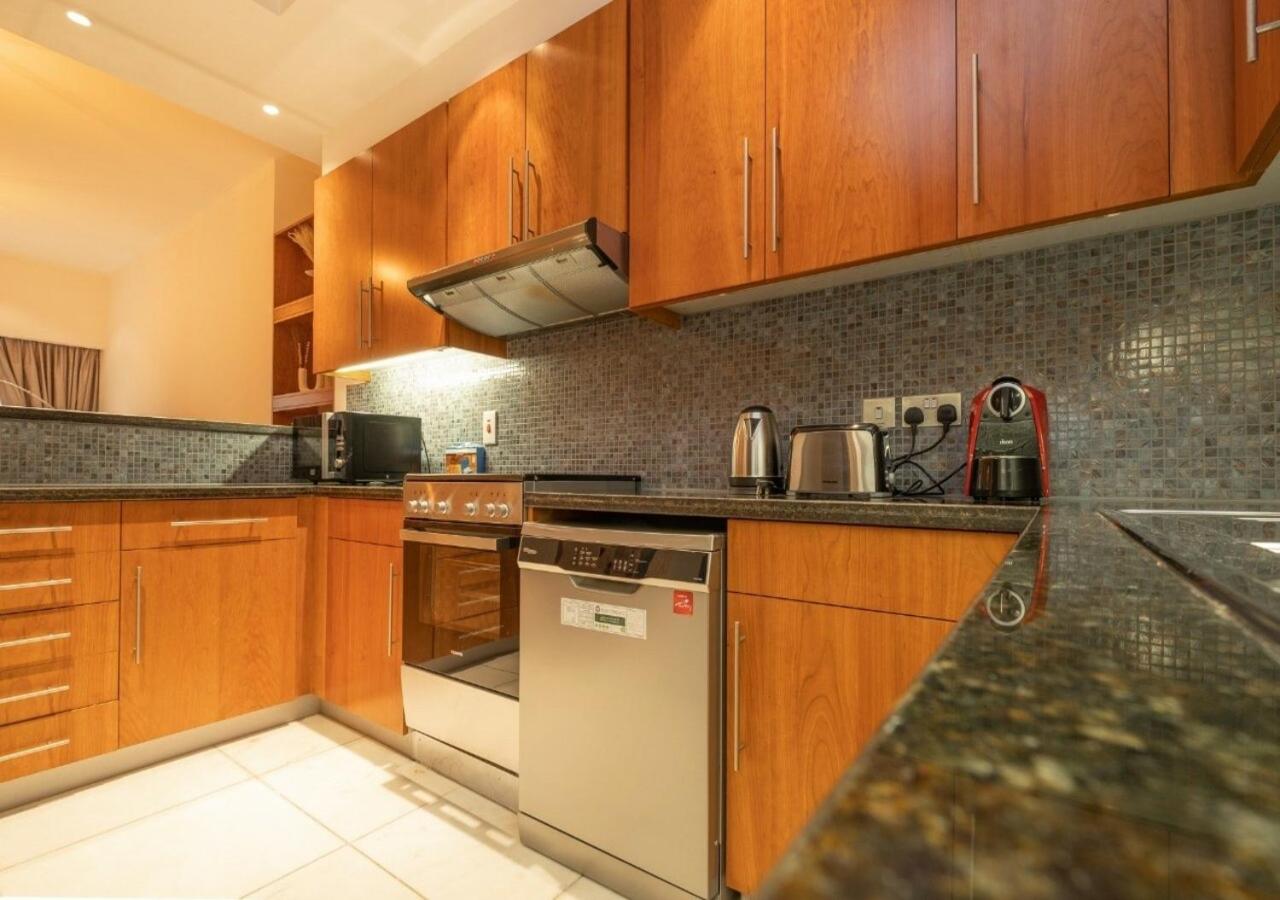 Hometown Apartments - Cosy 1 Br Apartment with Brand New Furniture in DIFC