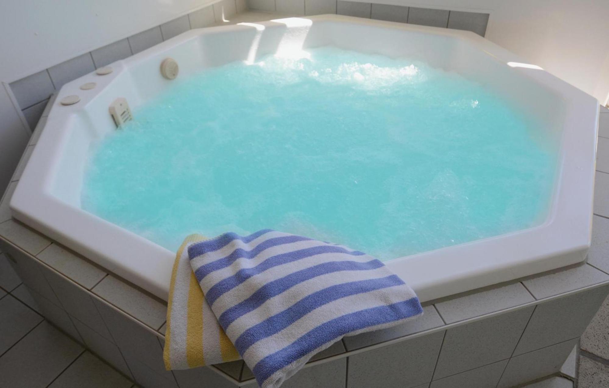 Kranich Ferienhäuser mit Innenpool