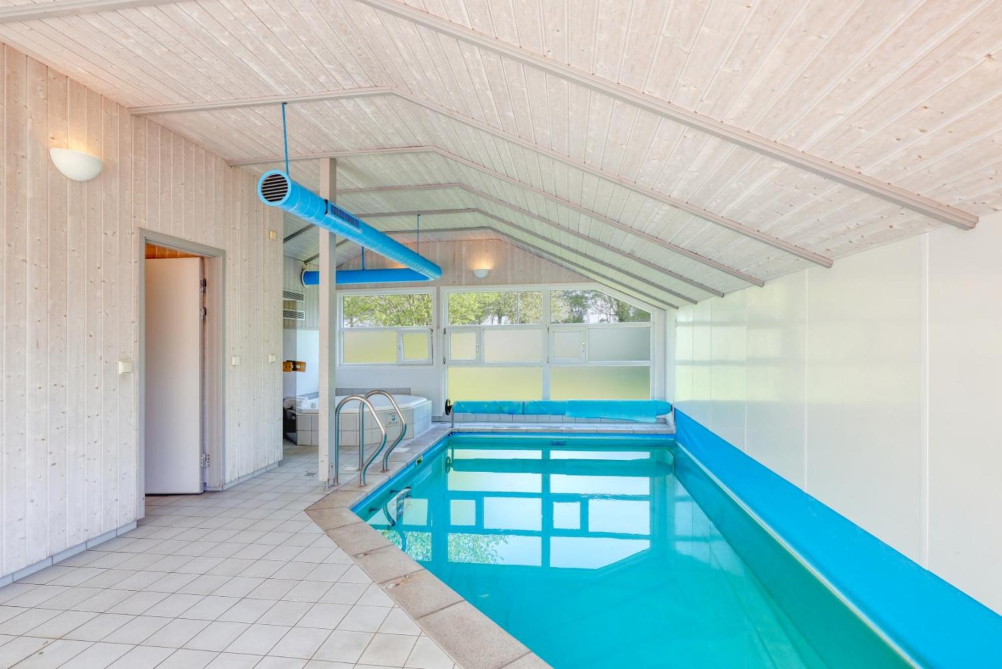 Kranich Ferienhäuser mit Innenpool