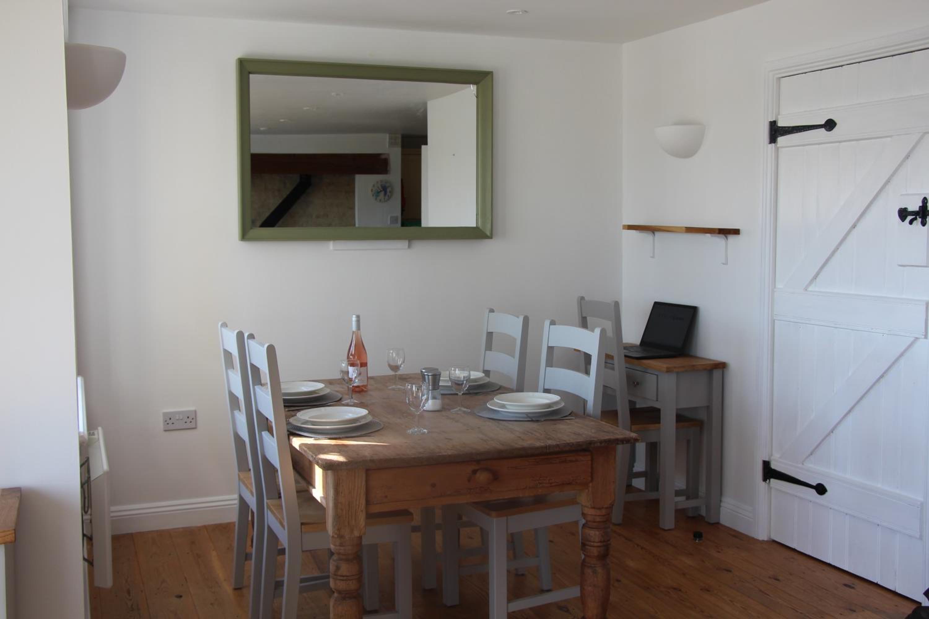 Coot Cottage - holiday house with fantastic lake views