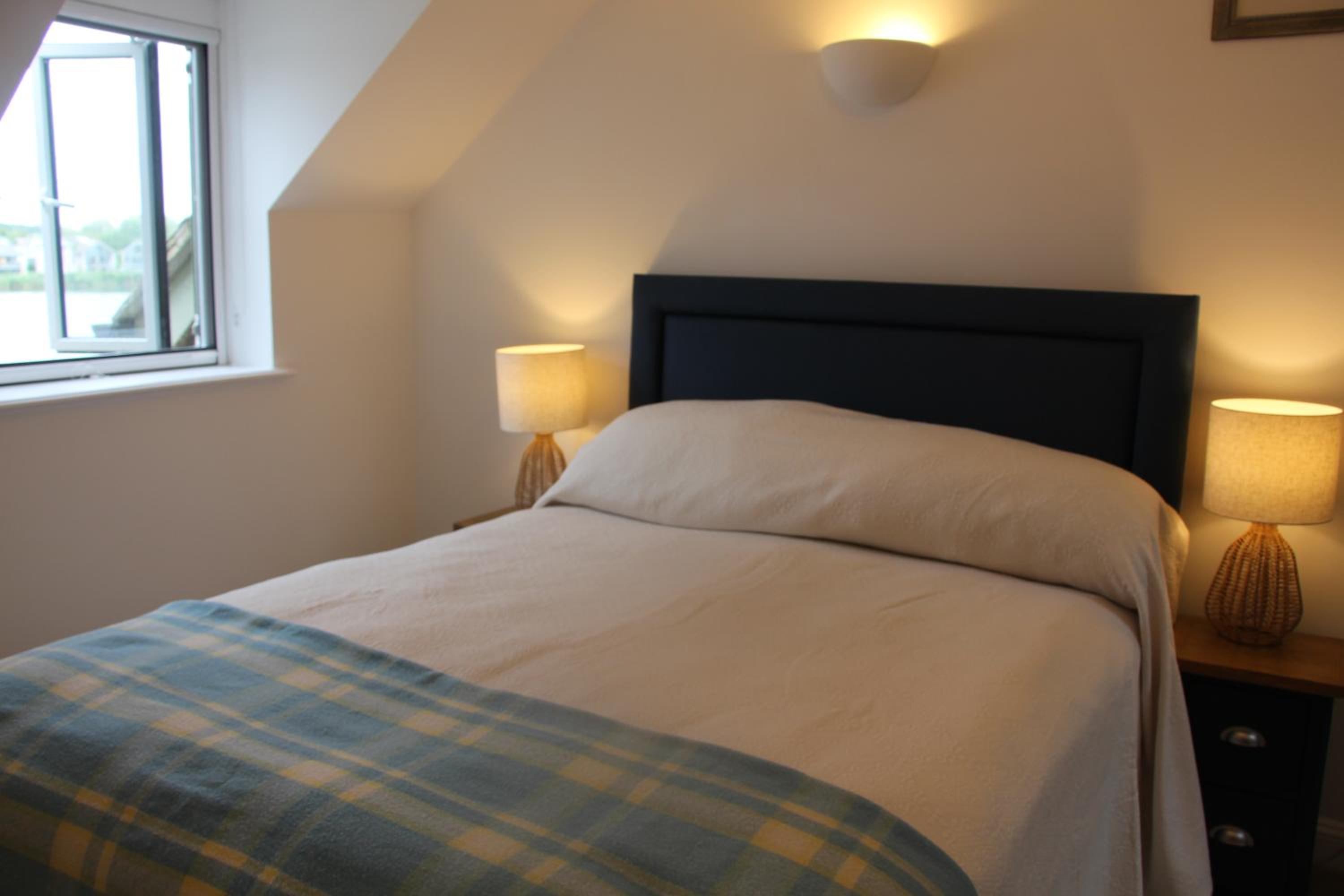 Coot Cottage - holiday house with fantastic lake views
