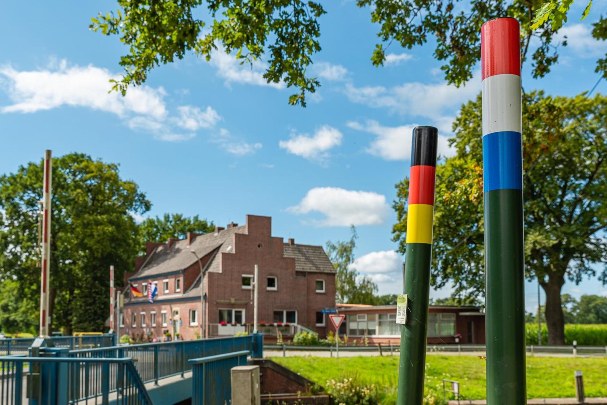 ZOLLHOES Zoek de grens op!