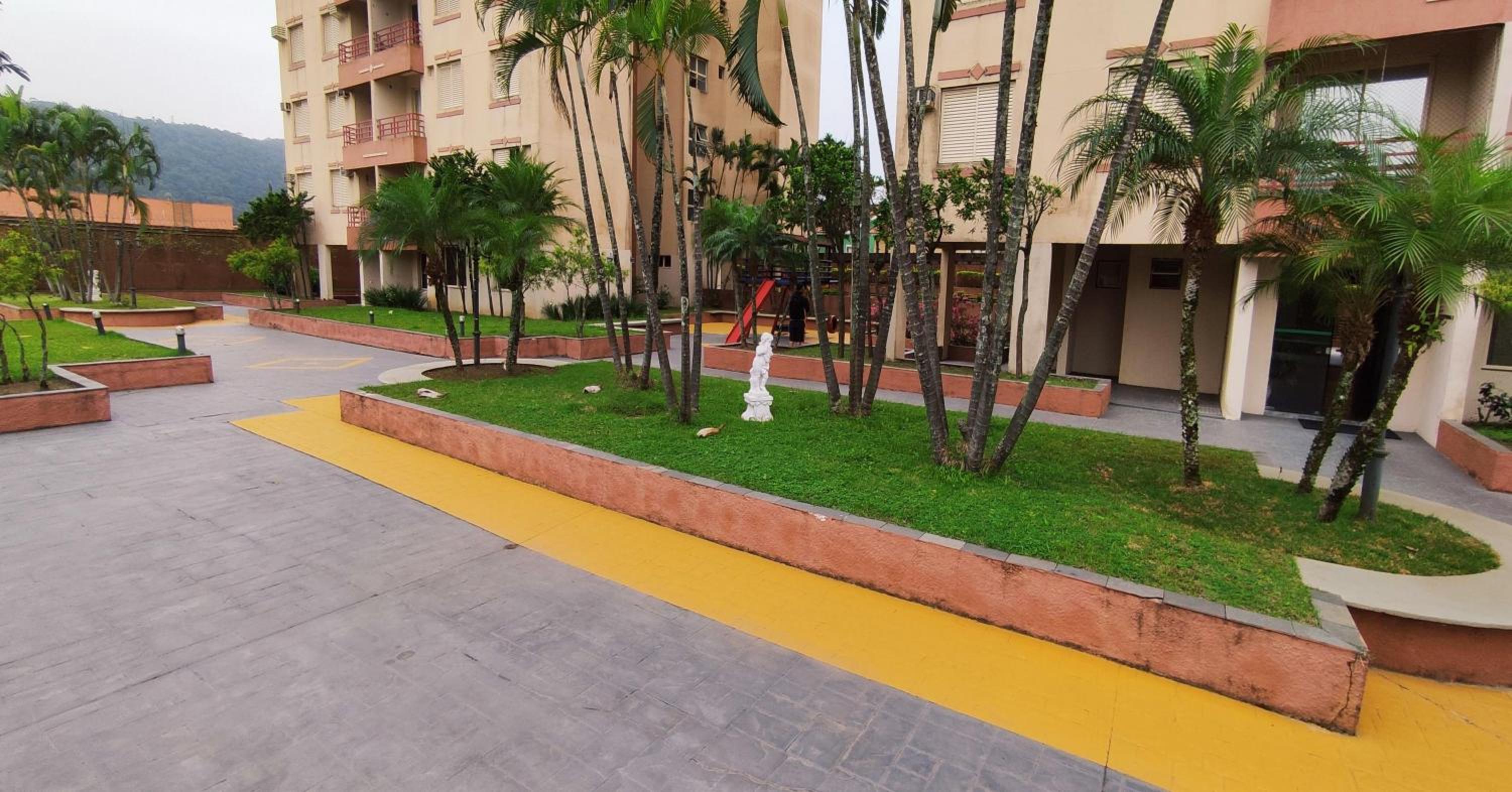 Praia da Enseada - Prédio com área de lazer e garagem view 3