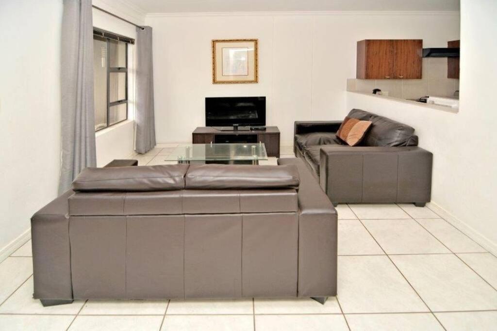 Great 2 bedroom, serviced apartment, views, pool!