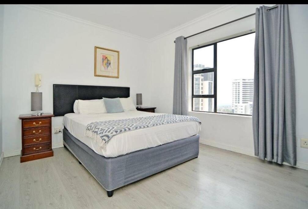 Great 2 bedroom, serviced apartment, views, pool!