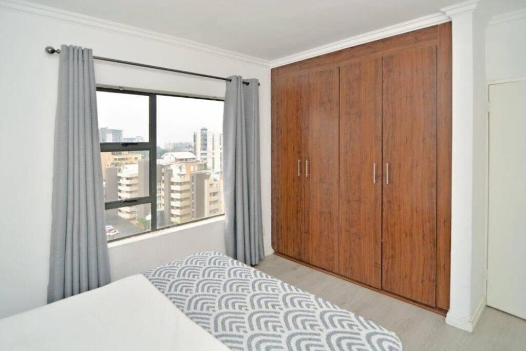 Great 2 bedroom, serviced apartment, views, pool!