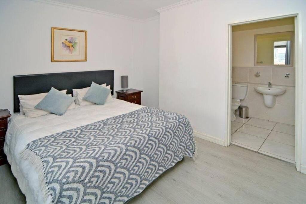 Great 2 bedroom, serviced apartment, views, pool!