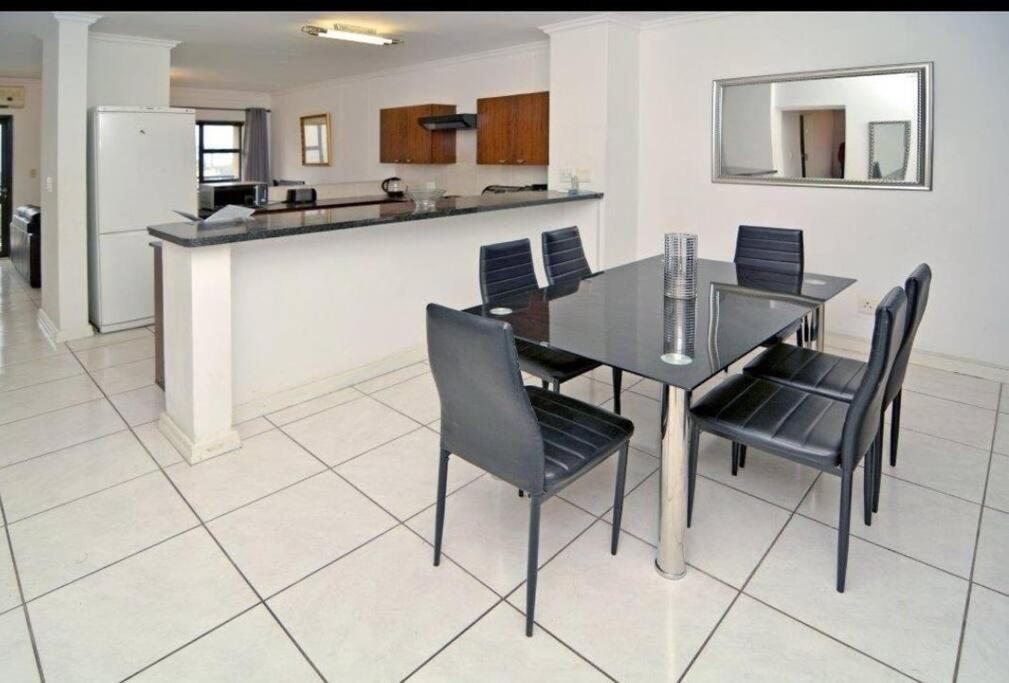 Great 2 bedroom, serviced apartment, views, pool!