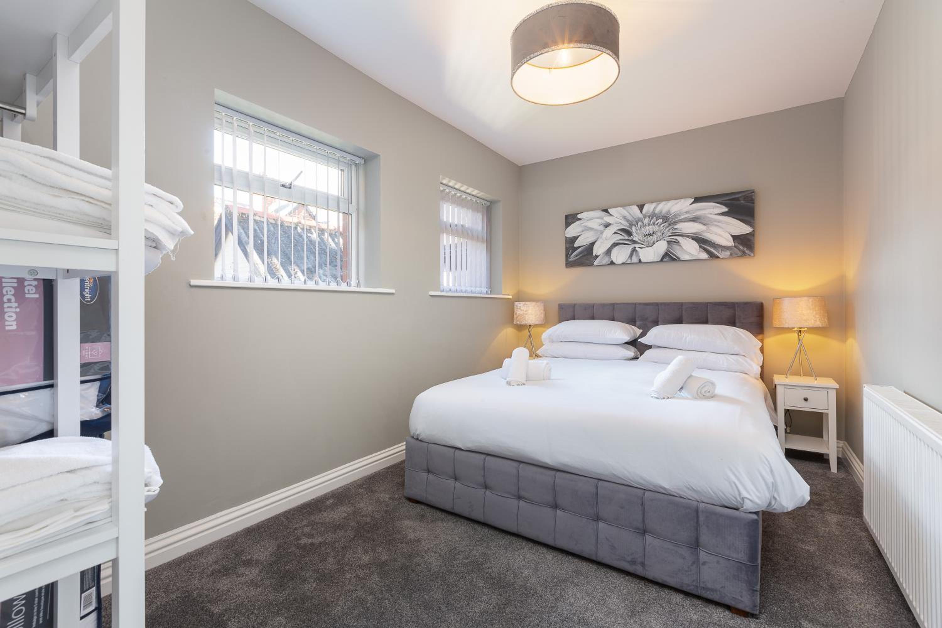 Ashton Mews apartment with free parking view 5
