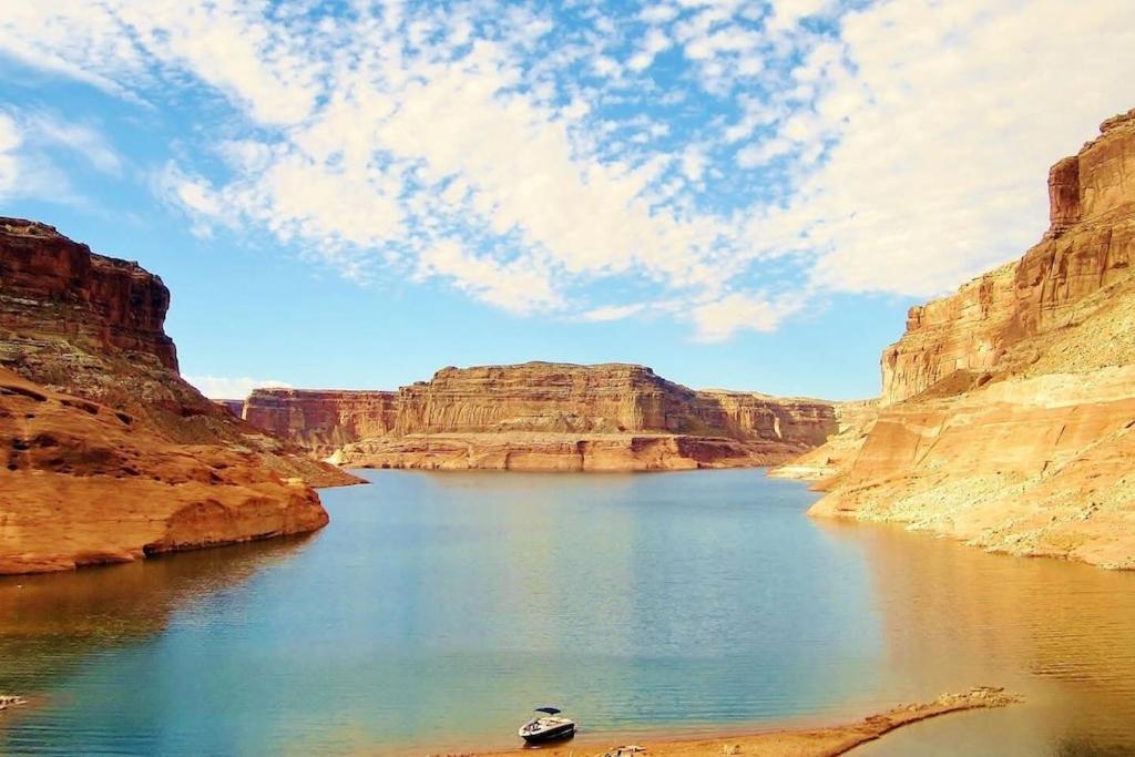 HorseshoeBendHouse is Close to canyons Renovated recently with boat parking