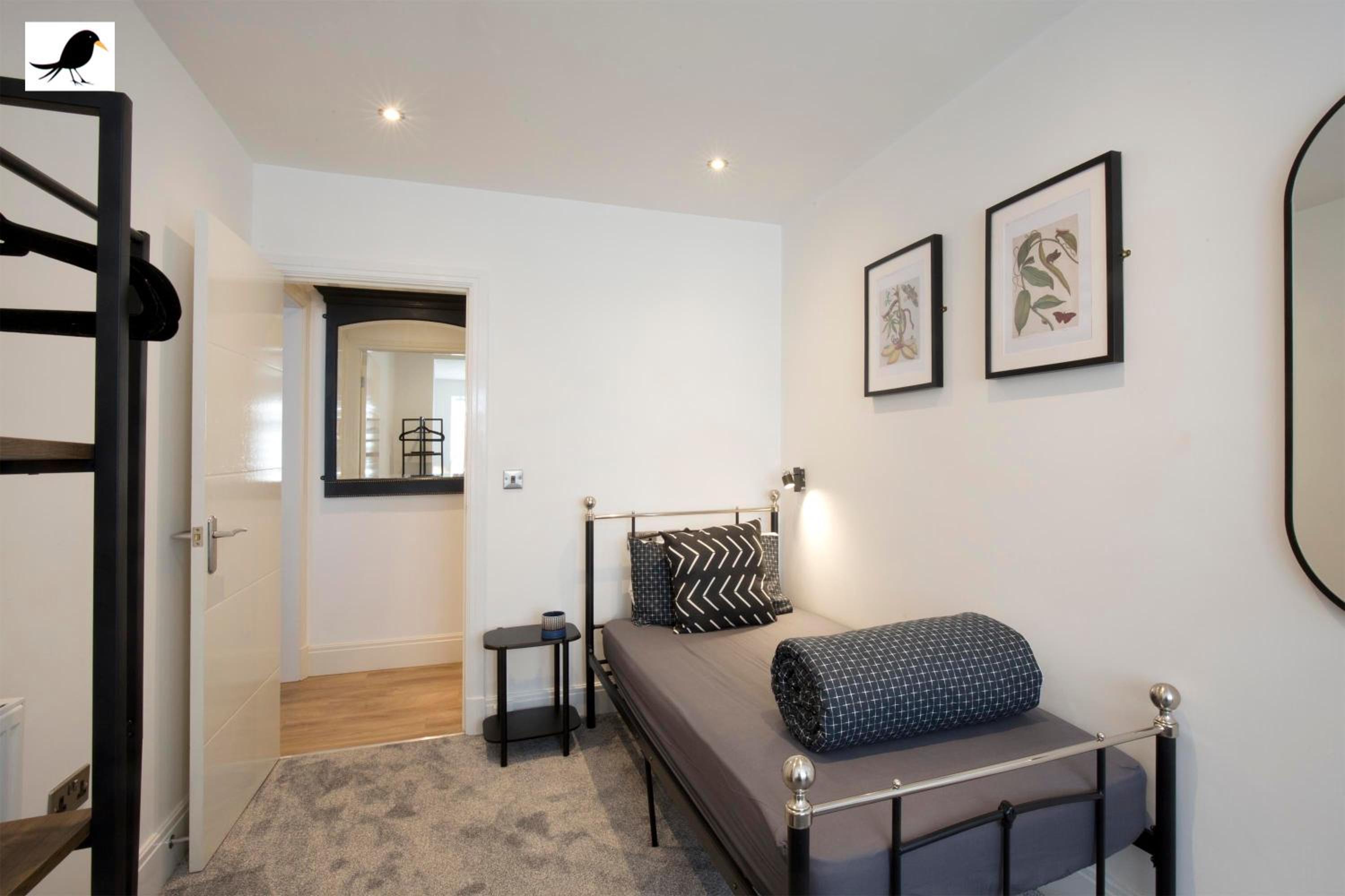 Blackbird Accommodation and Luxury Apartments room 12 view 4