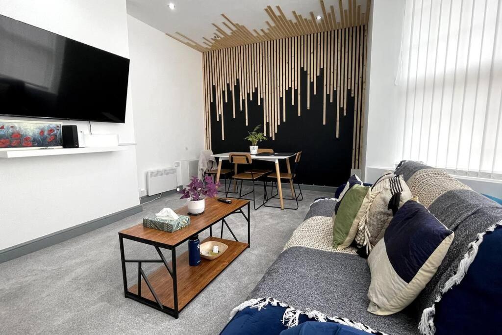 Leicester Vacations - Luxury 2 Bed Duplex Apartment by YO ROOM! - Leicester City- Free Parking - Property Image 41