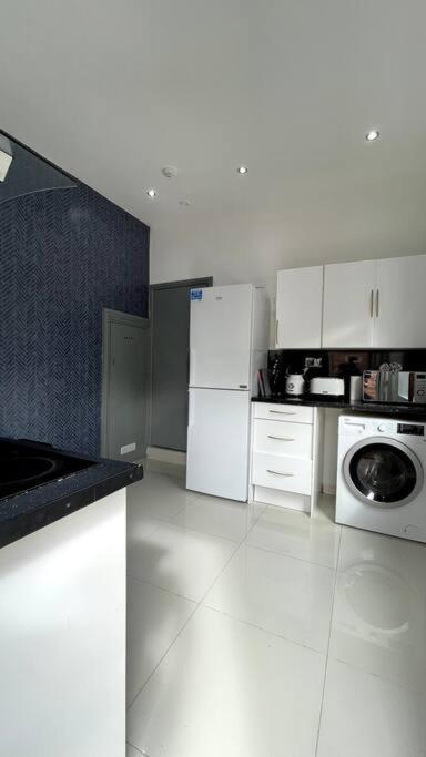 Leicester Vacations - Luxury 2 Bed Duplex Apartment by YO ROOM! - Leicester City- Free Parking - Property Image 28