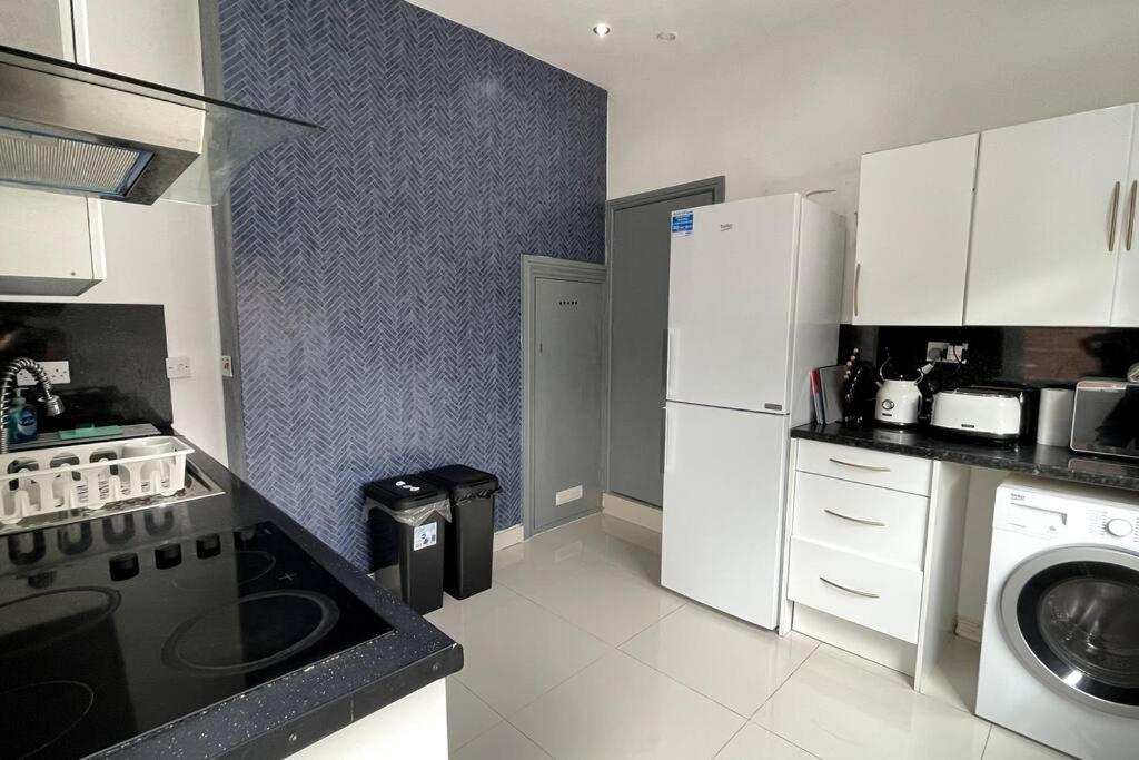 Leicester Vacations - Luxury 2 Bed Duplex Apartment by YO ROOM! - Leicester City- Free Parking - Property Image 44