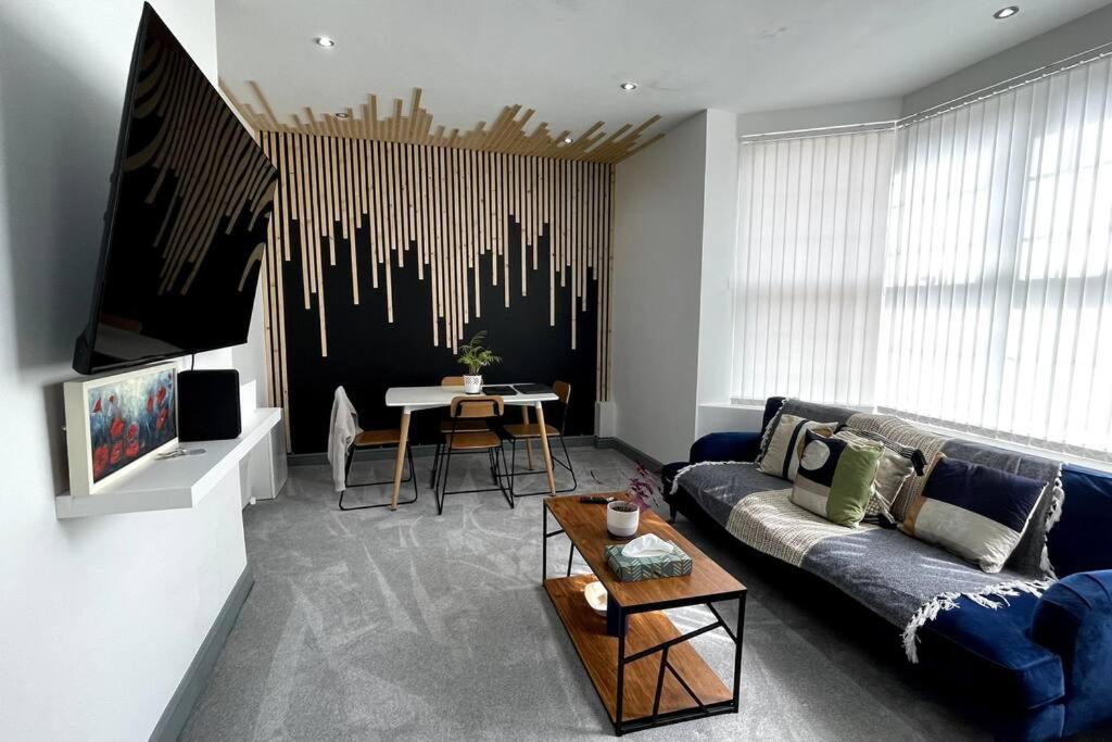 Leicester Vacations - Luxury 2 Bed Duplex Apartment by YO ROOM! - Leicester City- Free Parking - Property Image 46
