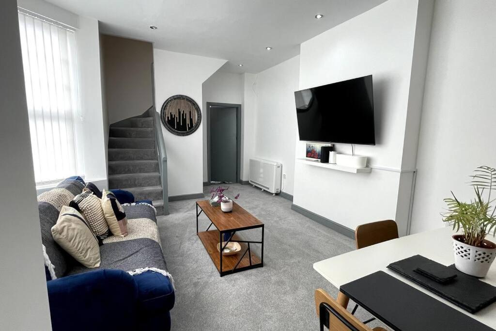 Leicester Vacations - Luxury 2 Bed Duplex Apartment by YO ROOM! - Leicester City- Free Parking - Property Image 53