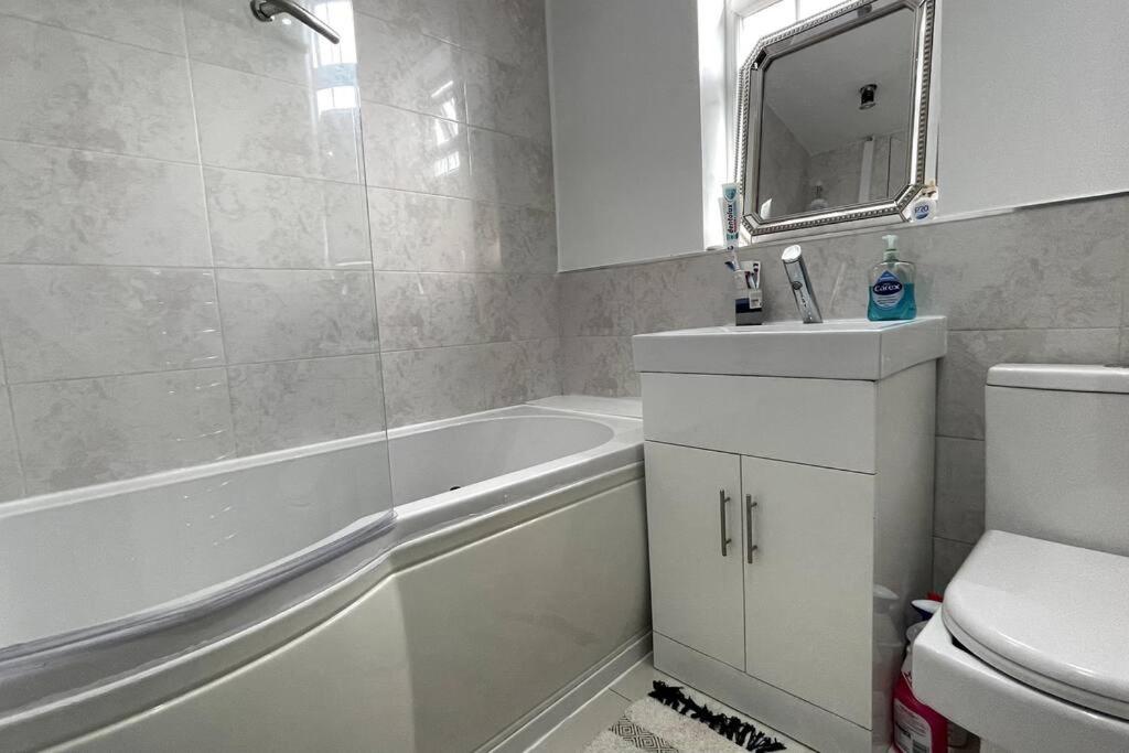 Leicester Vacations - Luxury 2 Bed Duplex Apartment by YO ROOM! - Leicester City- Free Parking - Property Image 3